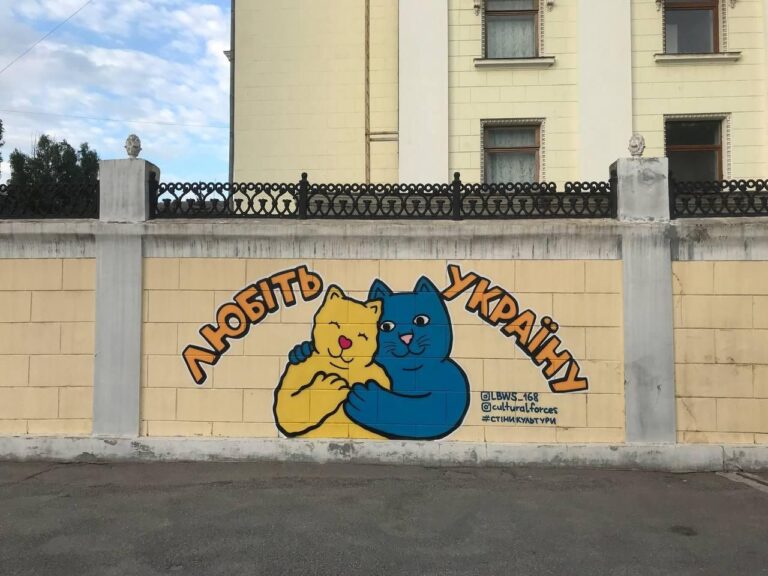 На історичних будівлях Запоріжжя зафарбують графіті з котиками