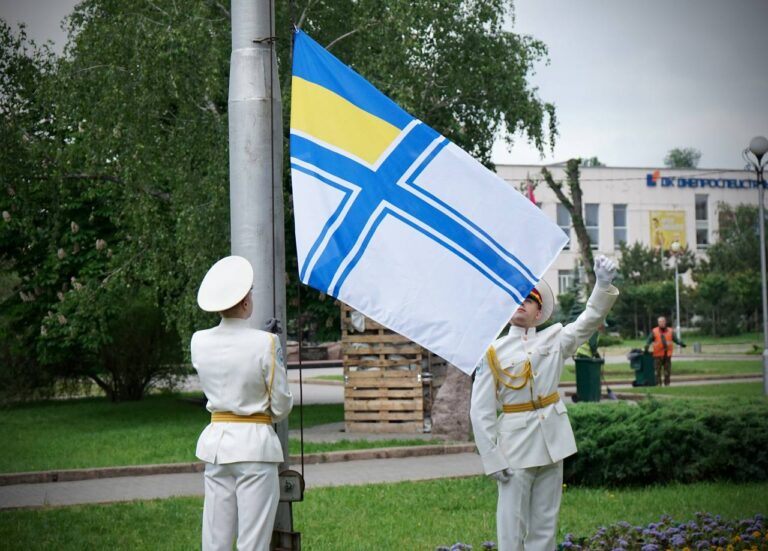 На Аллее Славы в Запорожье вывесили флаг морской пехоты. ФОТО