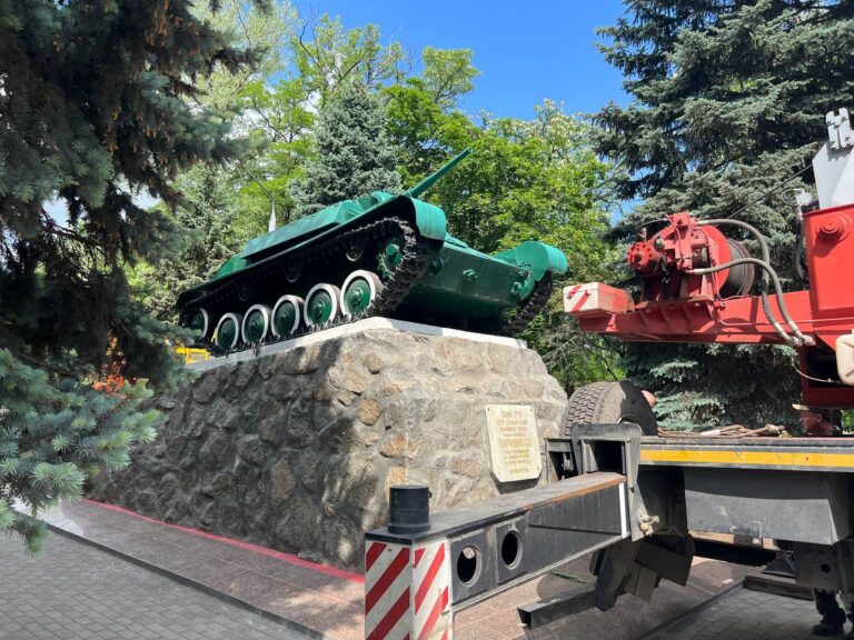 Росіяни демонтують танк Т-70 у Мелітополі: хочуть запустити механізм