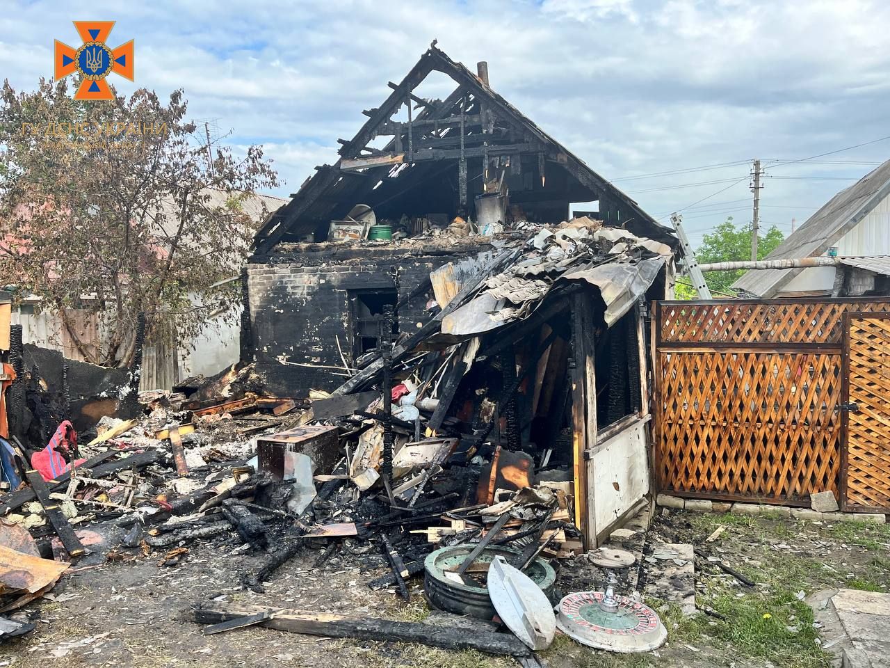 Пожар разгорелся в одном из районов Запорожья этой ночью: подробности