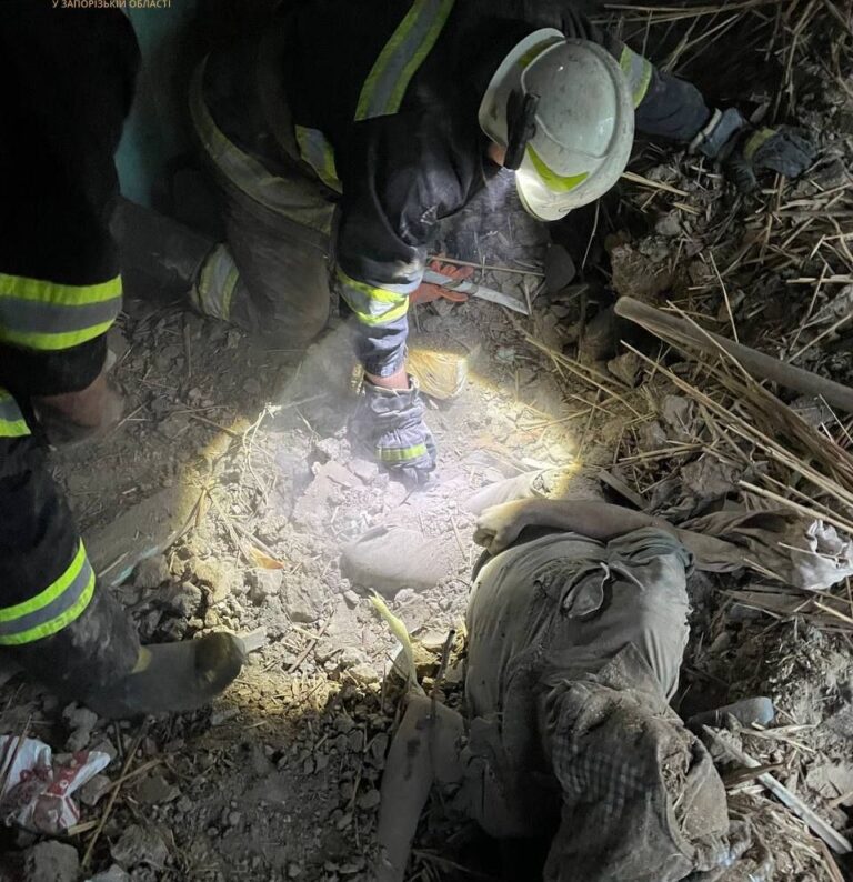 Рятувальники витягли чоловіка з-під завалів будинку після обстрілу Запорізької області. ФОТО