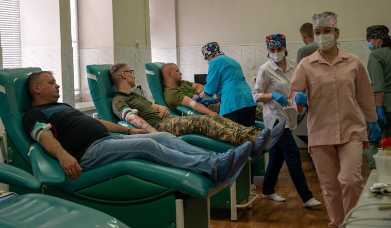 Всемирный день донора крови: запорожцев призвали сдавать кровь для раненных военных