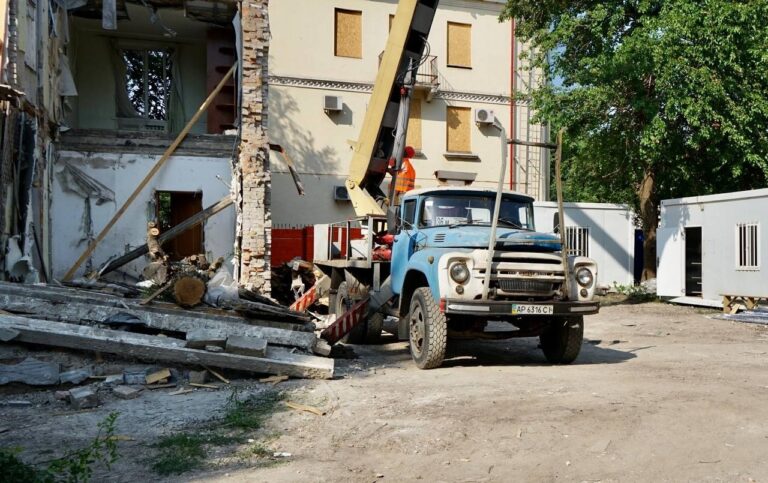 У Запоріжжі відновлюють зруйновані будинки, які постраждали від ракетної атаки