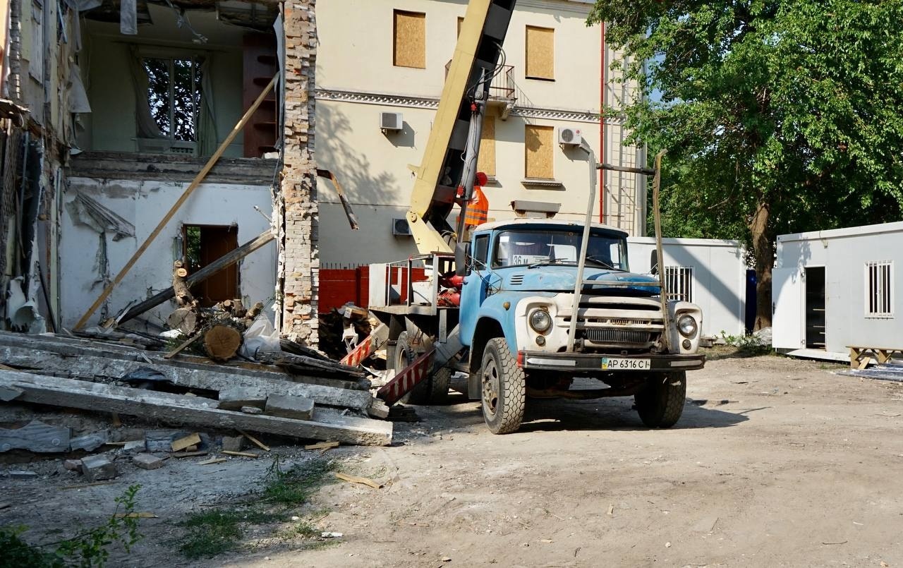 В Запорожье восстанавливают разрушенные дома, пострадавшие от ракетной атаки