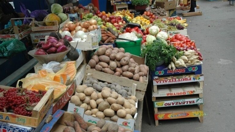 Запорожцев призвали не покупать продукты на стихийном рынке: причина