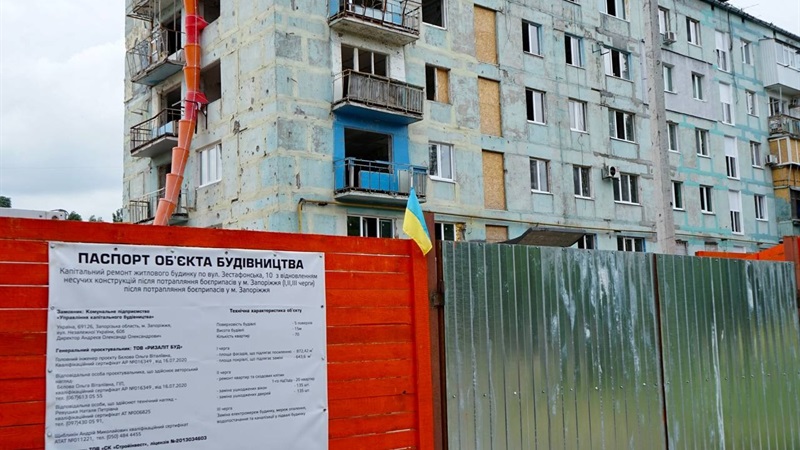 Разрушенные дома в Запорожье отстраивают: где ведут ремонтные работы