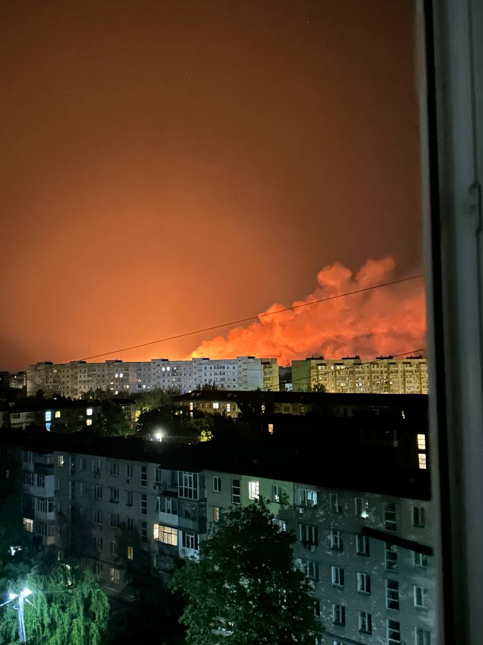 В Бердянске прогремели взрывы и начался сильный пожар: что известно на данный момент. ФОТО