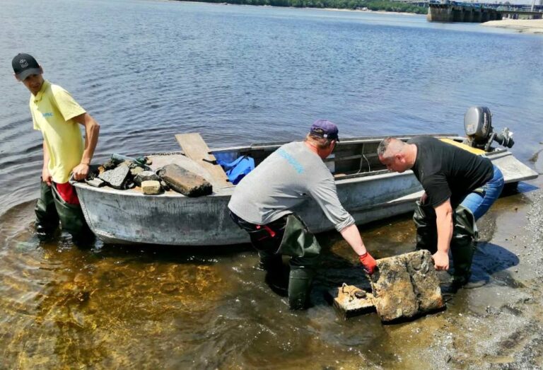 Коммунальщики убирают пляжи в Запорожье. ФОТО