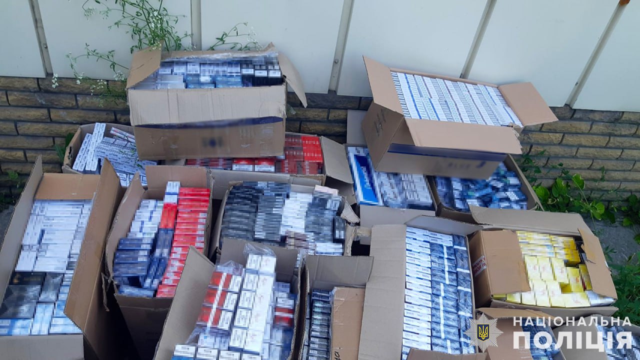 Поліцейські вилучили у Запоріжжі контрабандних цигарок на 650 тисяч гривень. ФОТО