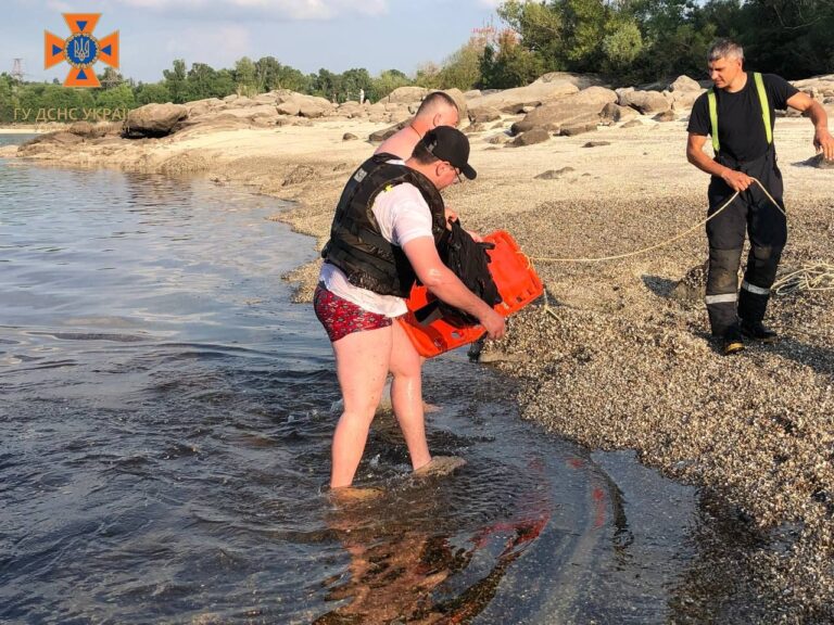 Спасатели в Запорожье вытащили трех мужчин с намытого острова. ФОТО