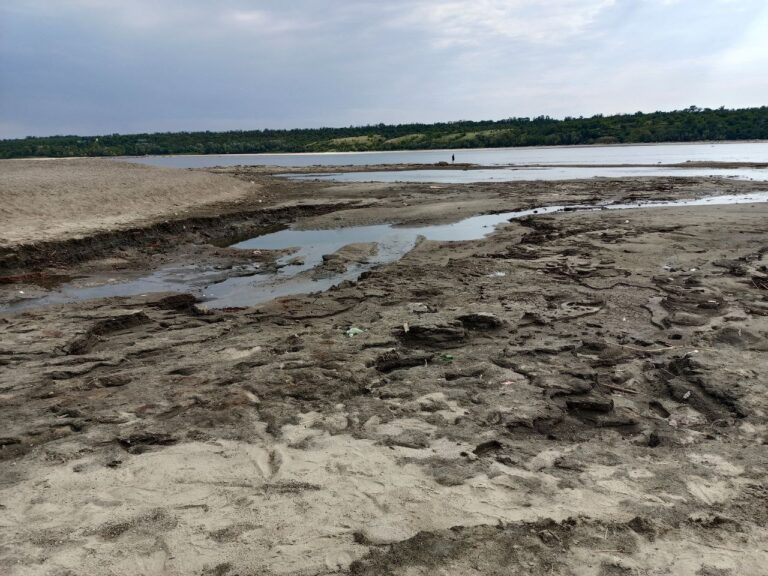 Як виглядає Центральний пляж у Запоріжжі після обміління Дніпра. ФОТО