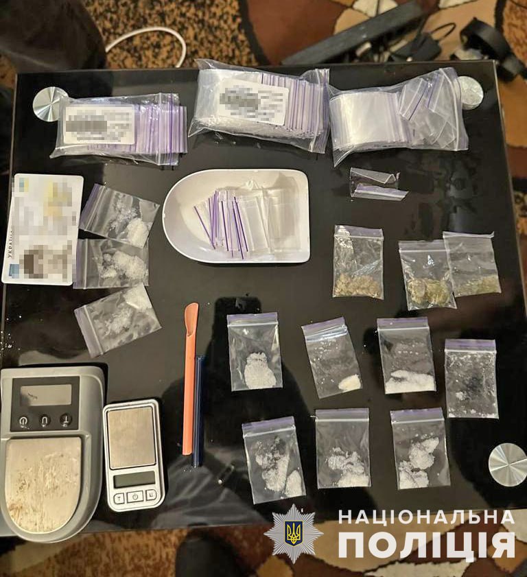 Незаконно хранил боеприпасы и наркотики: полицейские в Запорожье разоблачили злоумышленника