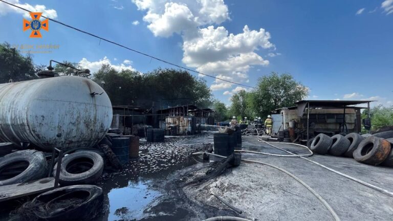 Спасатели ликвидировали пожар на предприятии в Запорожье. ФОТО