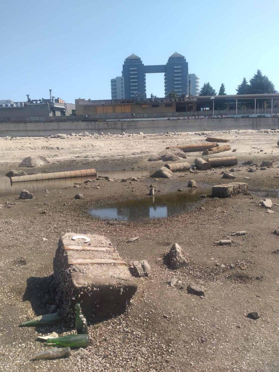 Центральный пляж в Запорожье очистили от затонувших бочек неизвестного происхождения