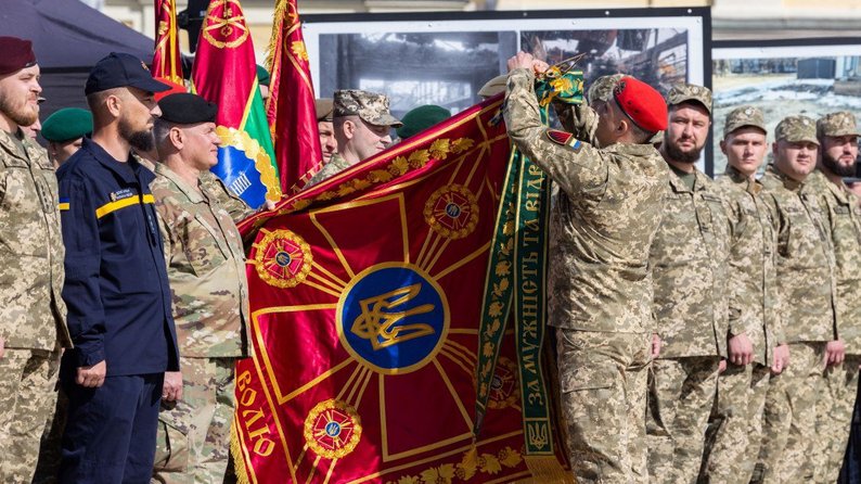 Артиллерийскую бригаду “Запорожская Сечь” наградил президент Украины
