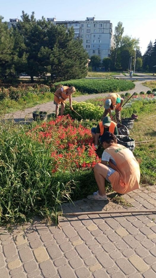 Коммунальщики в Запорожье наводят порядок в парках и скверах. ФОТО
