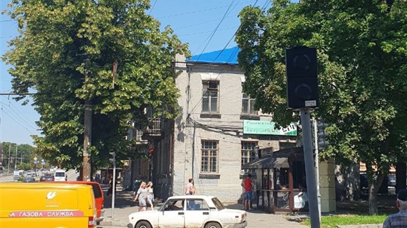 Коммунальщики восстанавливают фасад ТРЦ в Запорожье, поврежденный ракетными атаками. ФОТО