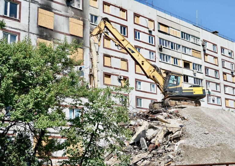 Будівельники у Запоріжжі демонтують конструкції у будинку, який постраждав від ракетного удару