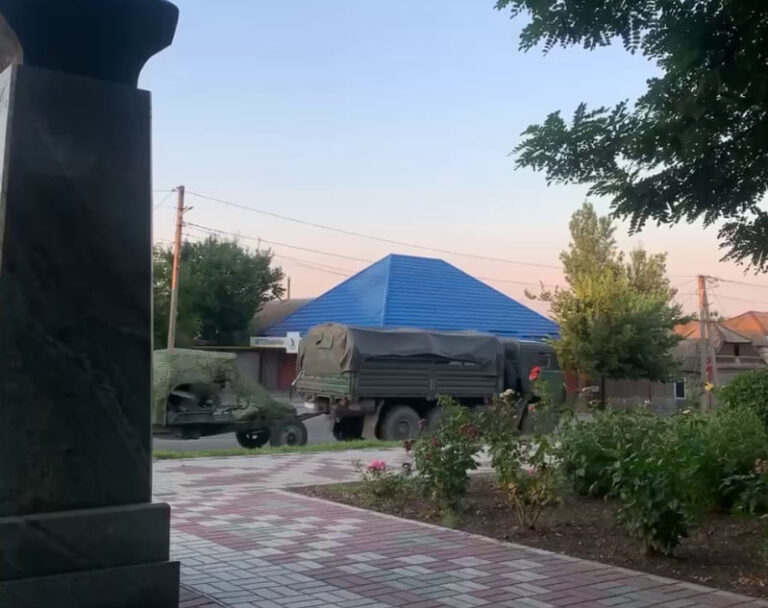 Окупанти перекидають через Мелітополь велику кількість військової техніки