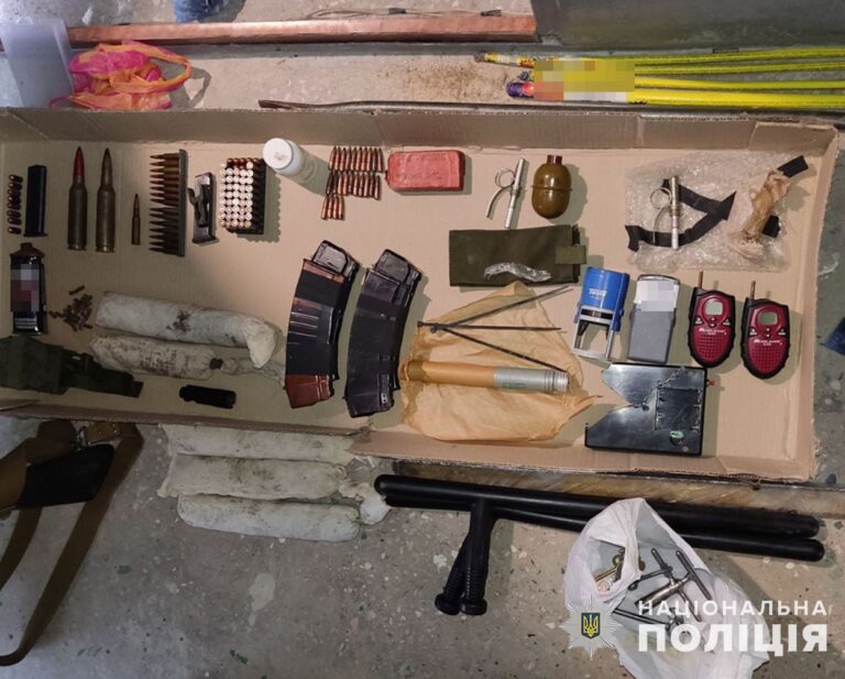 Автоматы и гранатометы: полицейские нашли в Запорожье схрон с оружием. ФОТО