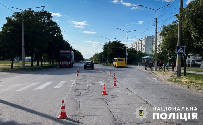 Водитель в Запорожье сбил двух подростков. ФОТО