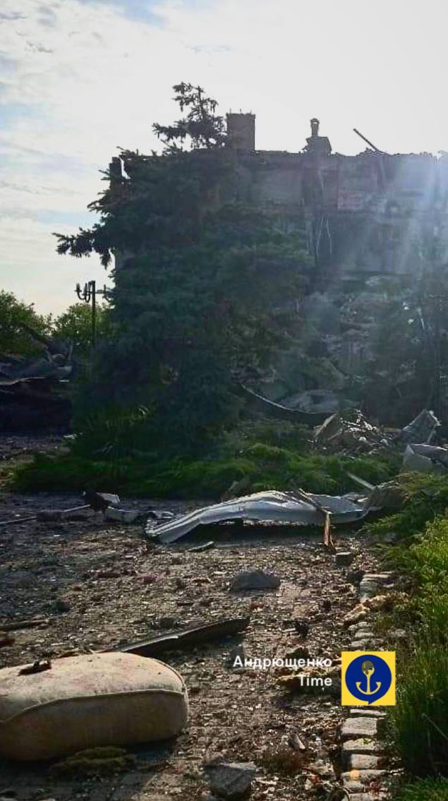 Появились фото разрушенного отеля “Дюна” в Бердянске, в котором погиб российский генерал