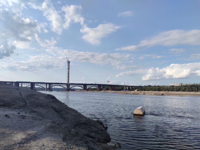 За неделю снизился уровень воды в нижнем бьефе ДнепроГЭС в Запорожье