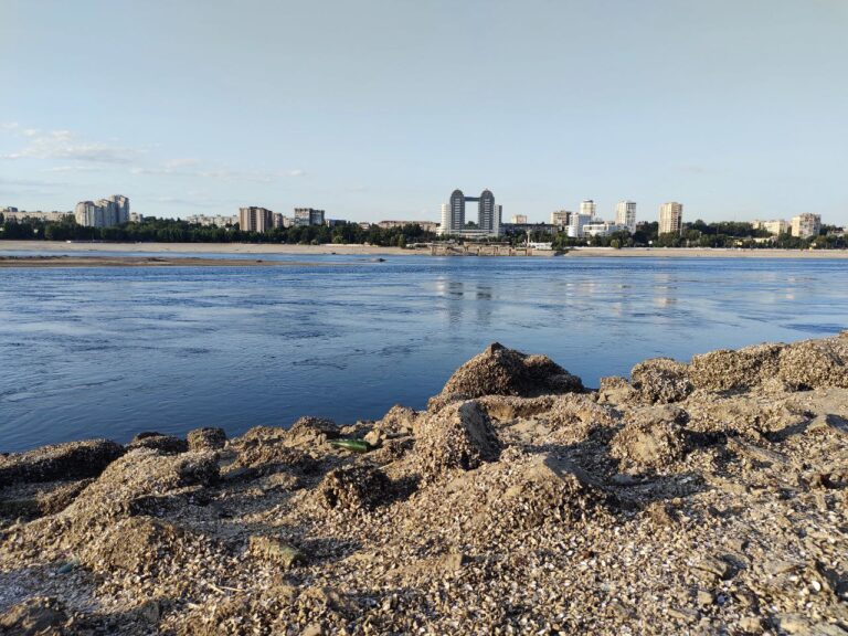 Как выглядит обмелевшая река Днепр в Запорожье. ФОТО