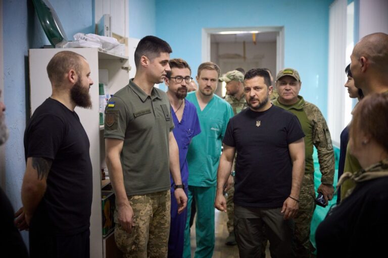Зеленский посетил хирургическое отделение в Запорожской области, где находятся раненные украинские военные. ВИДЕО