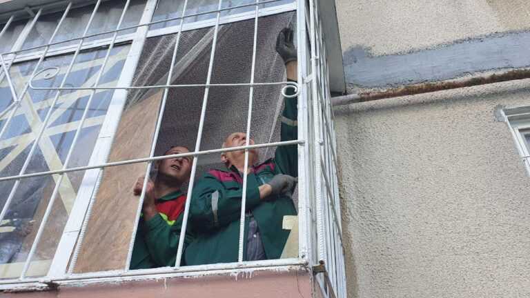У Запоріжжі міські служби обробили заявки по розбитим вікнам квартир та під’їзду після ракетного удару