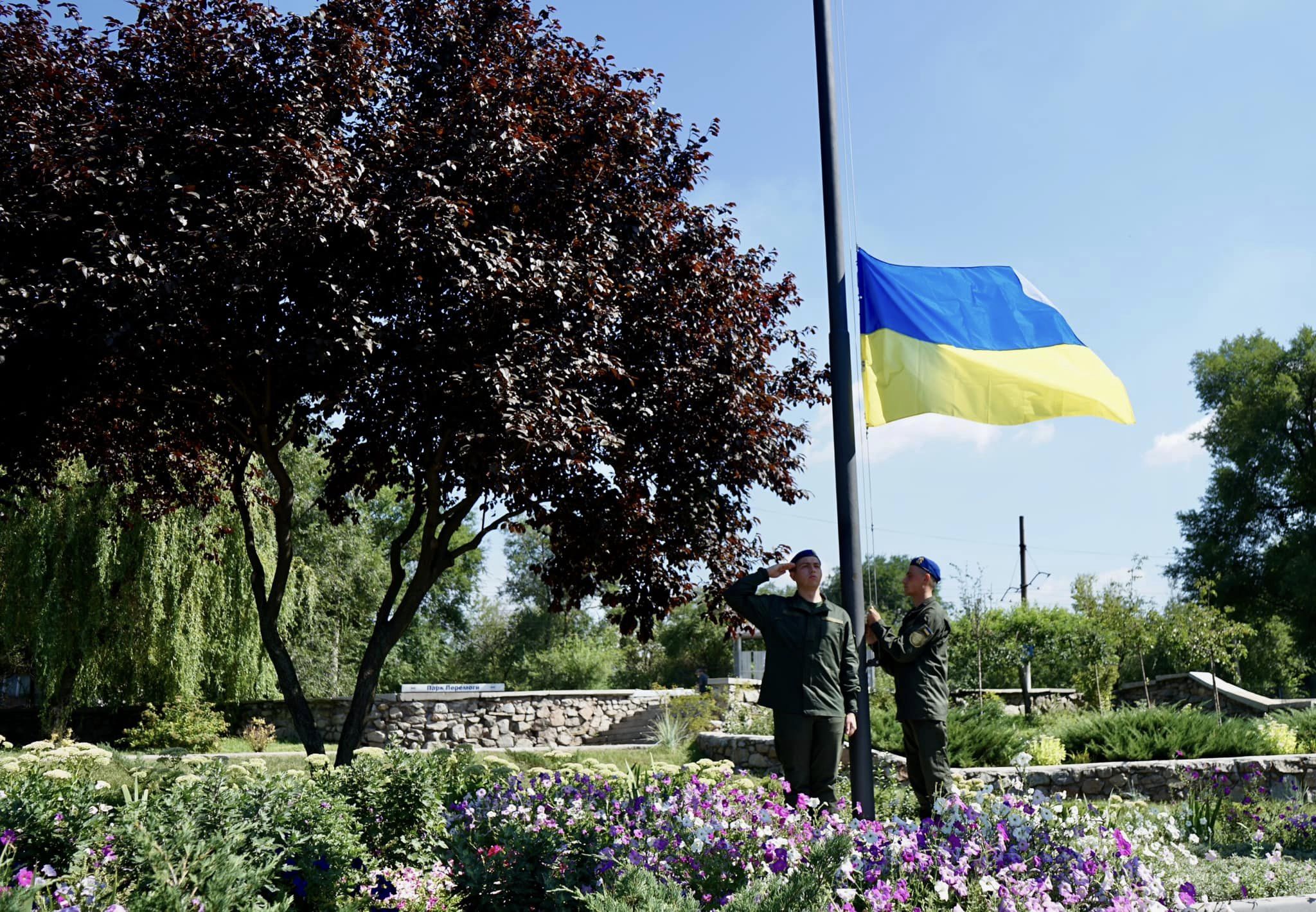 У Запоріжжі урочисто підняли прапор України у парку Перемоги (ФОТО)