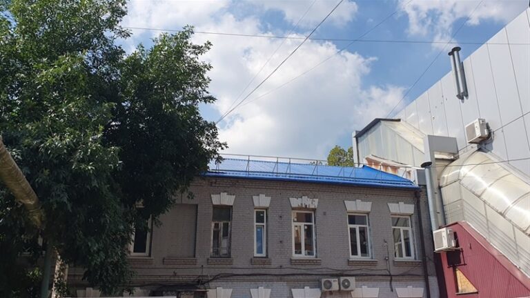 Дом на проспекте Соборном, который пострадал от ракетного удара, отремонтировали коммунальные службы