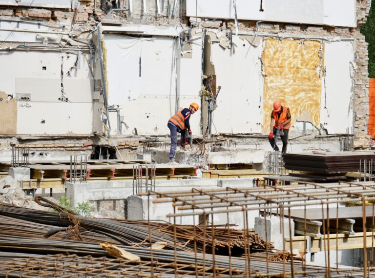 Продолжаются работы по восстановлению разрушенных домов в Запорожье. ФОТО