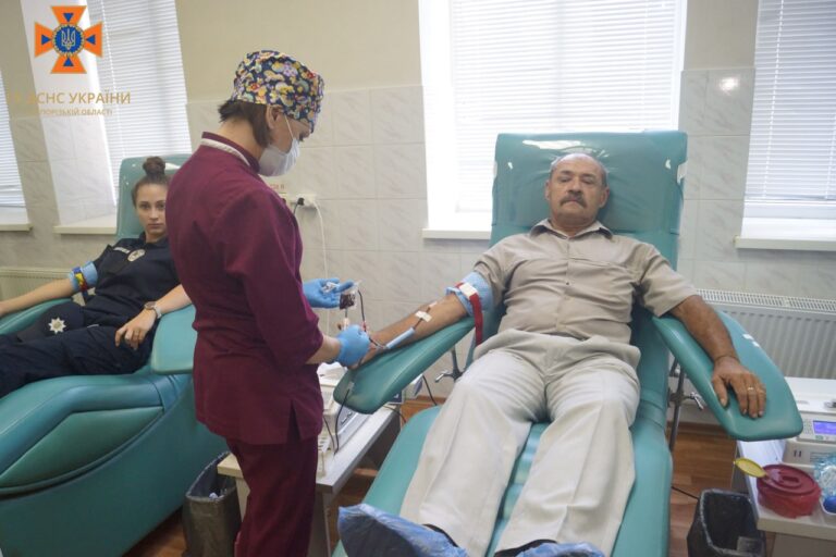 В Запорожье спасатель стал донором крови в 160-й раз.  ФОТО