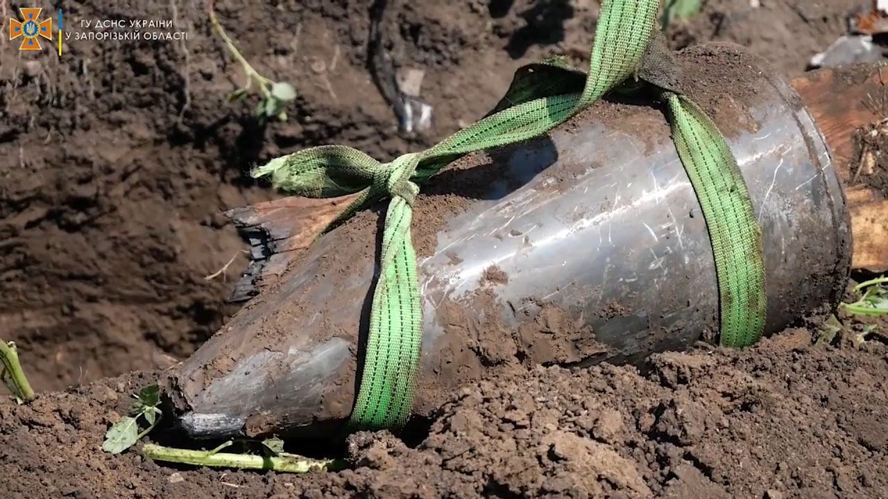 Саперы изъяли кассетные элементы и остатки снарядов от РСЗО в Запорожской области