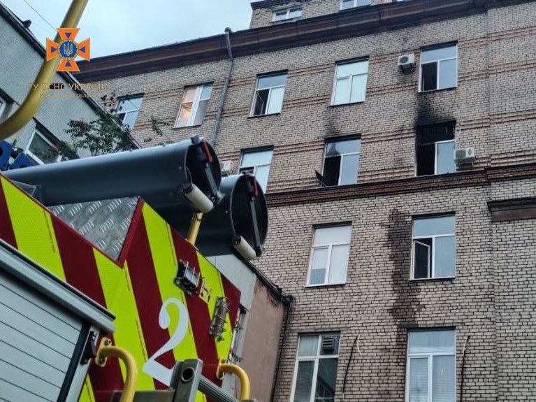 В больнице Запорожья возник пожар: 40 пациентов эвакуировали из здания (ФОТО)