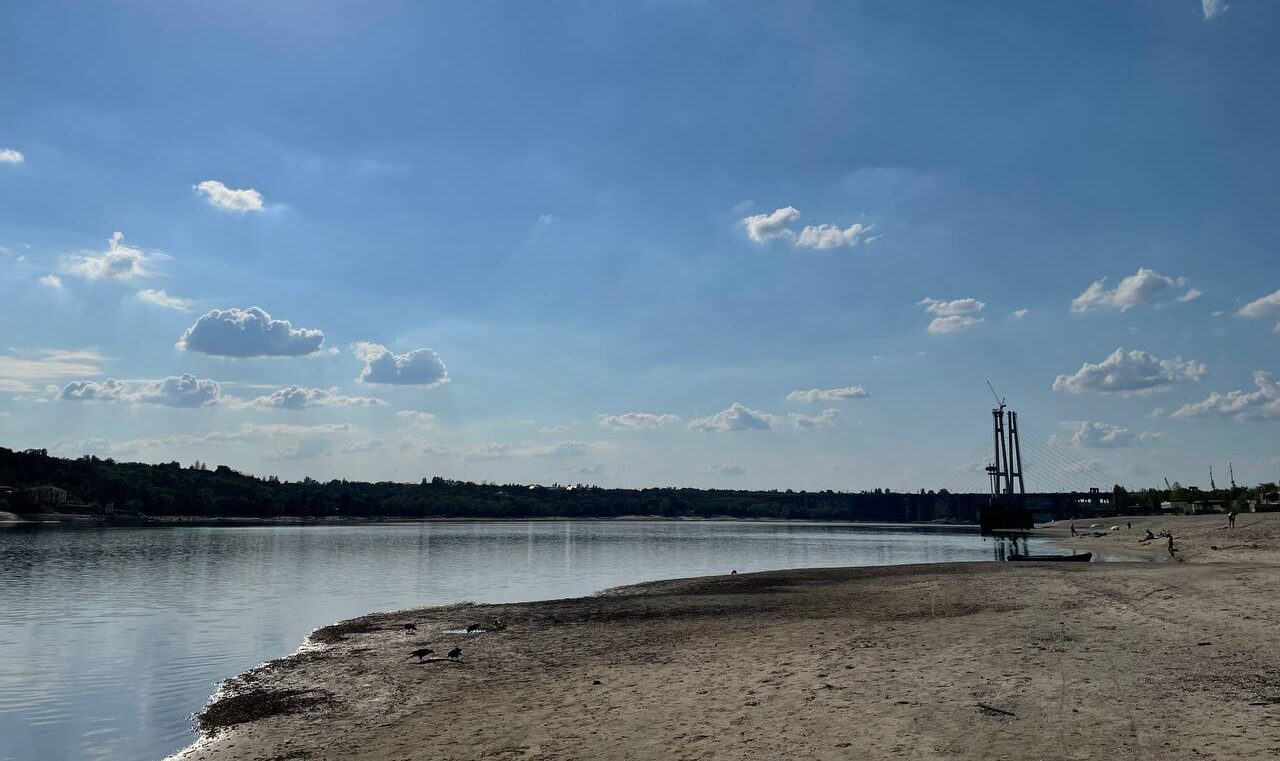 Как выглядит Центральный пляж и обмелевшая река Днепр в Запорожье. ФОТО