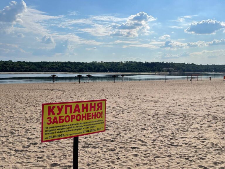 Якість води у водоймах Запоріжжя: фахівці категорично забороняють купатися у Дніпрі
