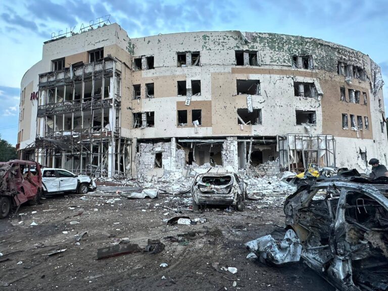 У готелі, по якому вдарили окупанти у Запоріжжі, працював дитячий табір, — Міноборони