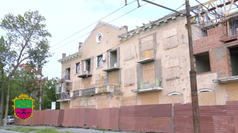 Продолжаются работы по восстановлению домов, разрушенных российскими ракетами. ФОТО