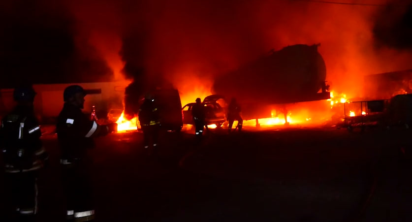 Масштабный пожар в Запорожье возник после обстрела этой ночью 