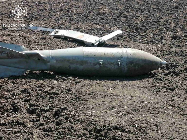Запорожские спасатели подорвали авиабомбу КАБ-500