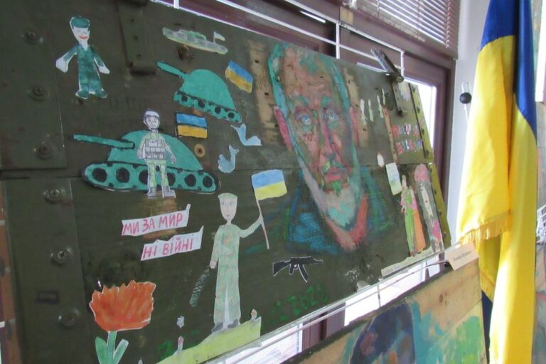Искусство на обломках войны: в Запорожье открылась выставка военного, который защищает Запорожское направление (ФОТО)