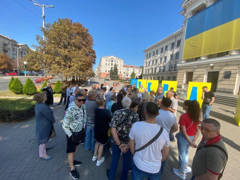 Возле городского совета в Запорожье собрались люди на акцию