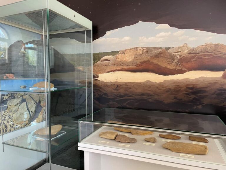 Росіяни зробили виставку з викрадених експонатів Кам’яної Могили Запорізької області