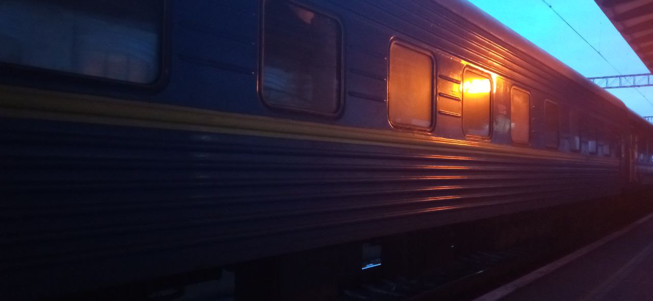 Территория свободна от оккупантов и сигаретного дыма: как жители Запорожья путешествуют на поездах (ФОТО)