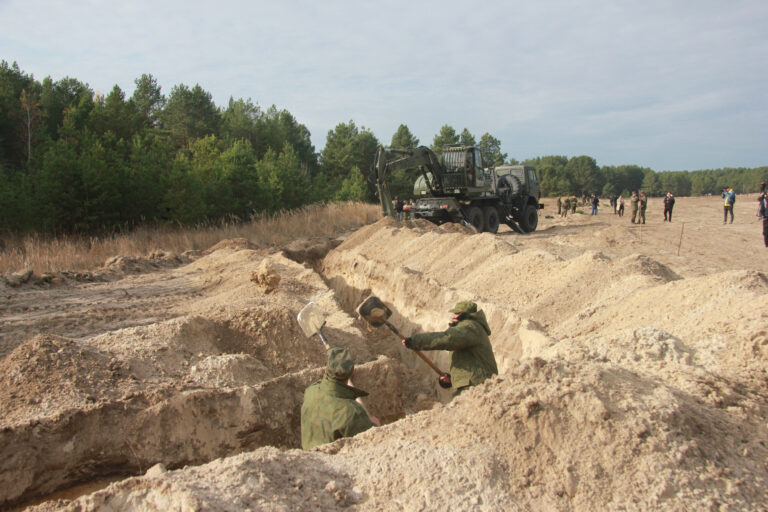 В Запорожской области россияне усиливают линию обороны: на каком этапе строительство