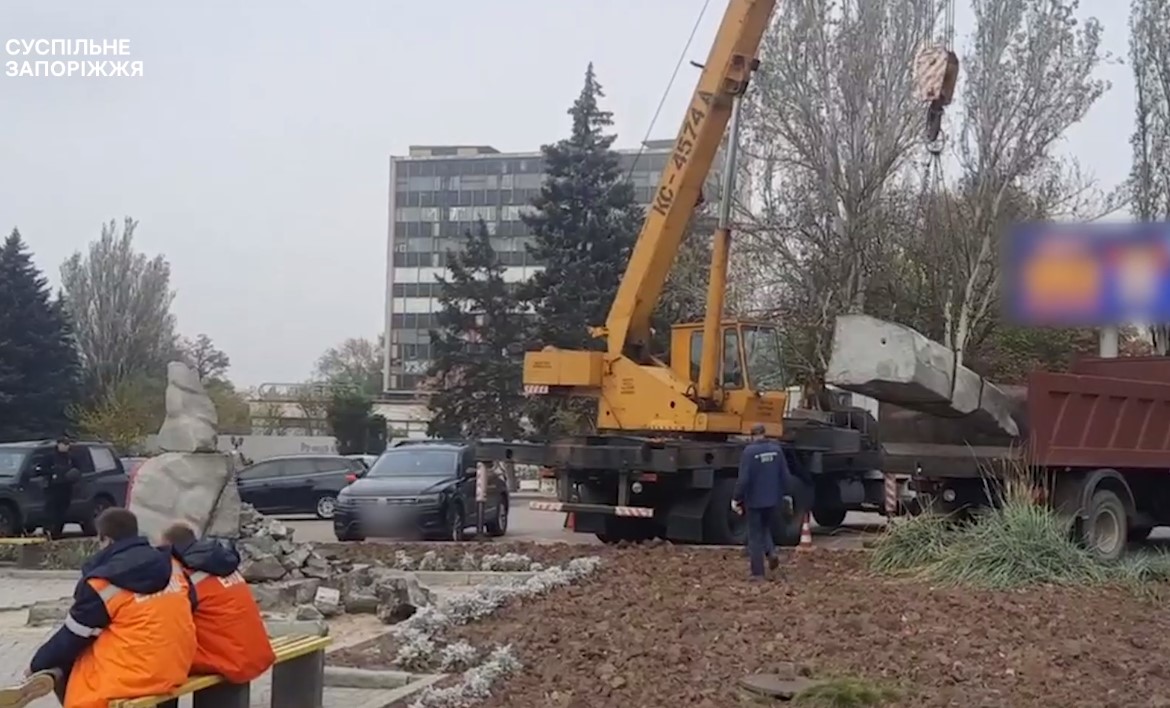 В Запорожье демонтировали памятник Пушкину (ВИДЕО)