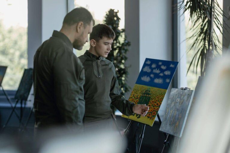 Юний художник із Бердянська подарував свої картини міністру МВС України (ФОТО)