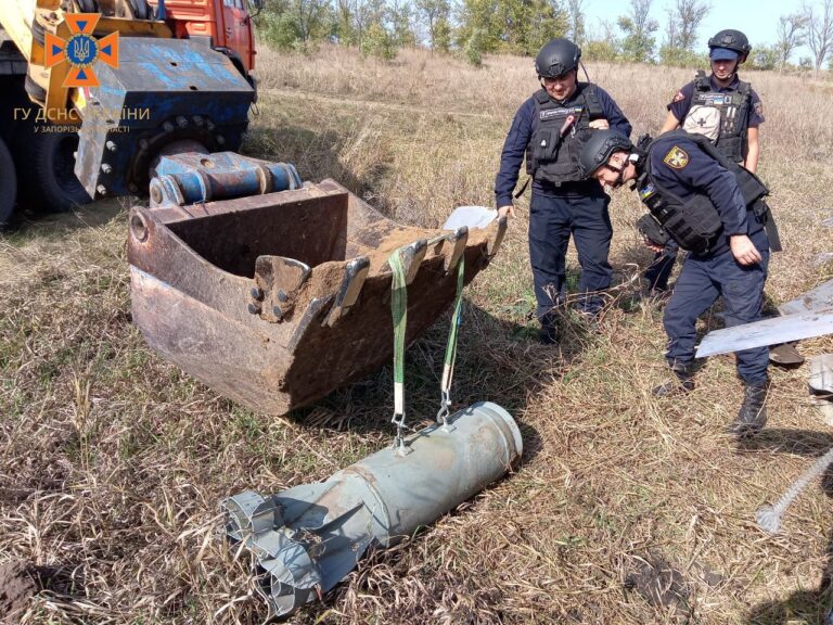 Запорожские комбайнеры нашли 250-киллограмовую авиабомбу (ФОТО)